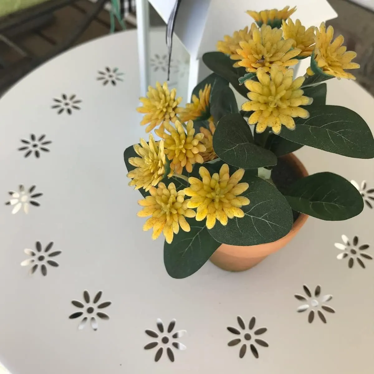 danpinera Outdoor Side Tables with Flower Cut Outs, Weather Resistant Steel Patio Side Table, Small Round Outdoor End Table Metal Side Table for Patio Yard Balcony Garden White