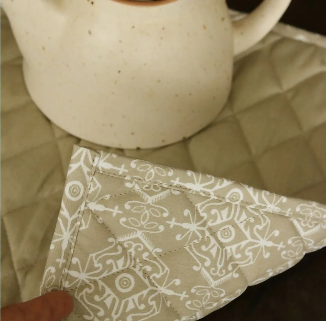 Dholpur Beige - Reversible, Wipeable & Heat Resistant Tablepad