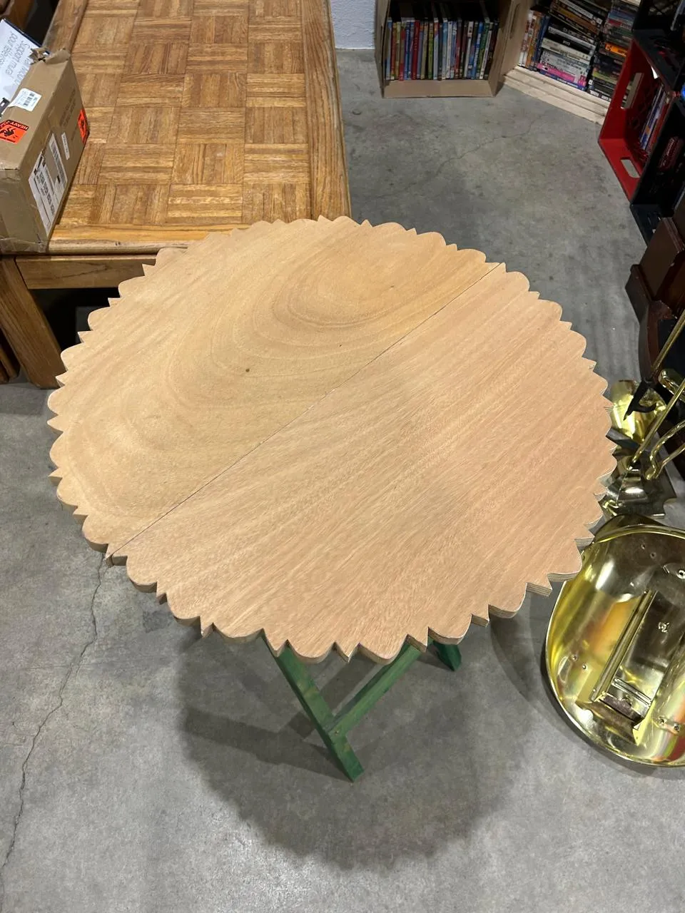 Outdoor foldable woodish table