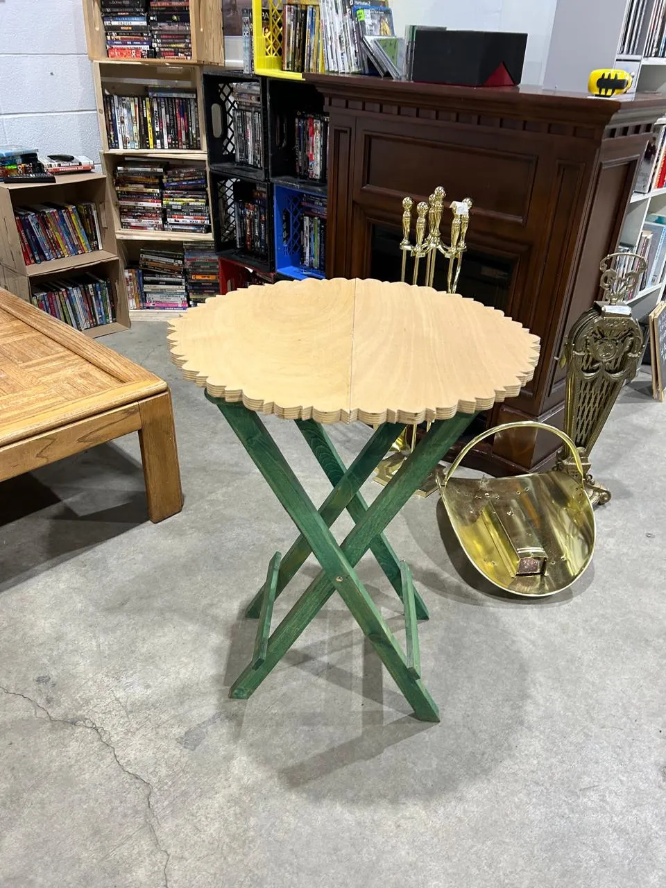 Outdoor foldable woodish table