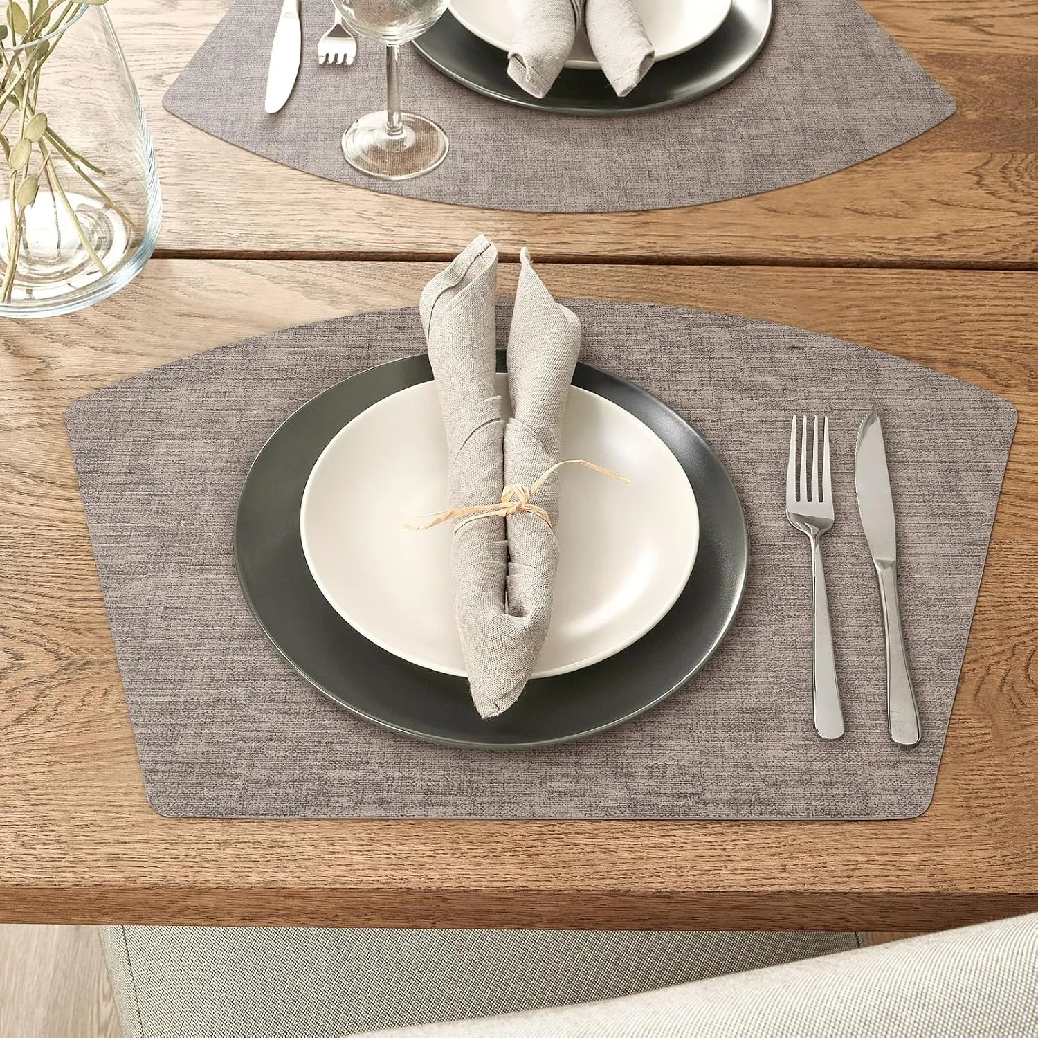 Round Table Placemats Set of 4, Faux Leather Wedge Shape Place Mats Heat Resistant Wipeable Washable Table Mats for Dining Outdoor Indoor, Camel