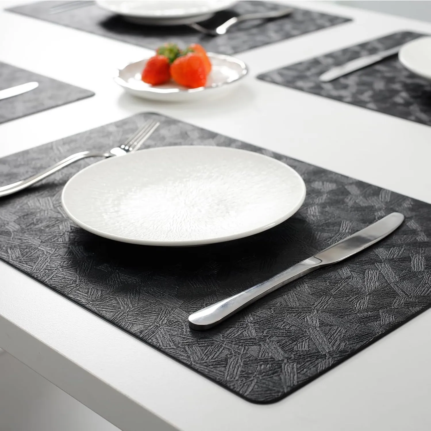 Vinyl Placemats Set of 4 100% Waterproof Oilproof PU Place Mats Heat Resistant Reversible Wipeable Faux Leather Table Mats for Dining Indoor/Outdoor and Kitchen(4, Black)